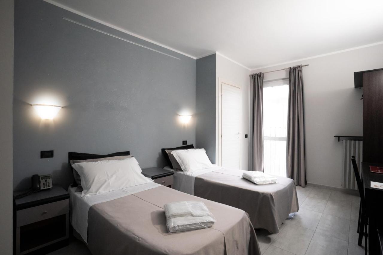 J Hotel Орбассано Екстер'єр фото