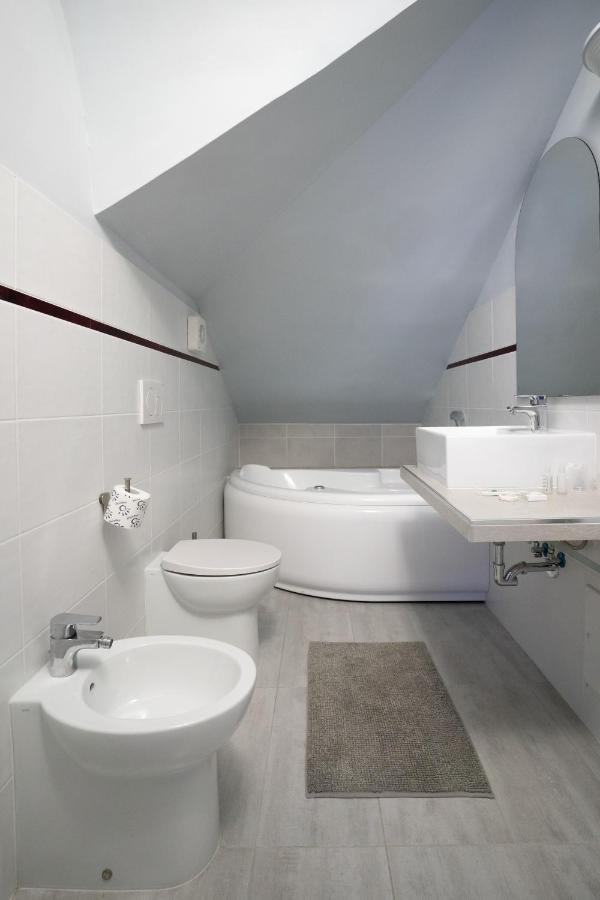 J Hotel Орбассано Екстер'єр фото